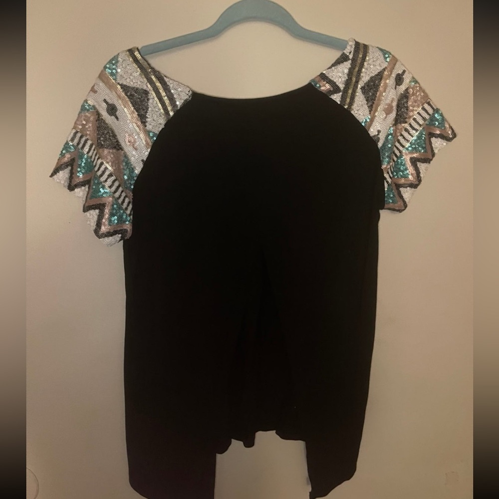 Size Medium Cute Daytrip top, v in the back.